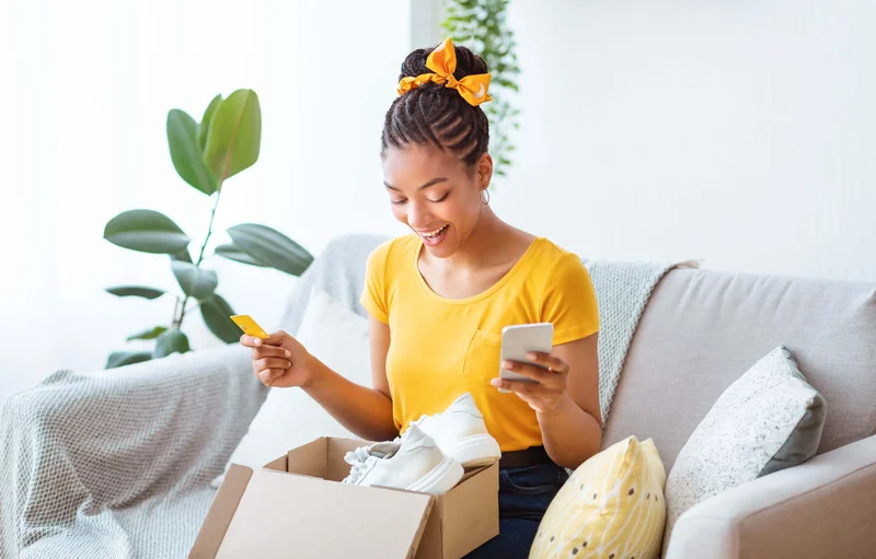 Kunde beim Online-Shopping am Black Friday